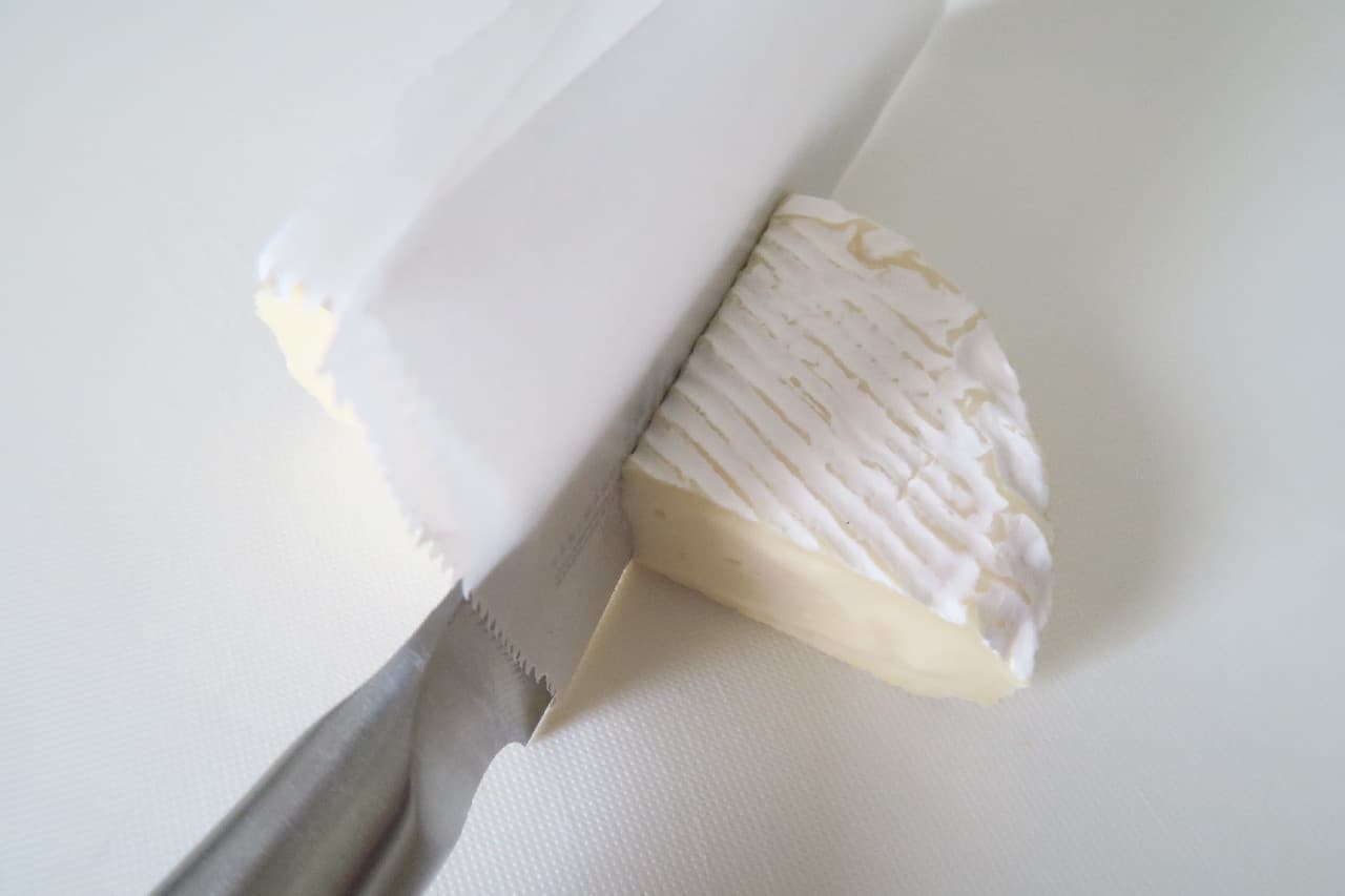 カマンベールチーズのきれいな切り方 -- クッキングシートで簡単に