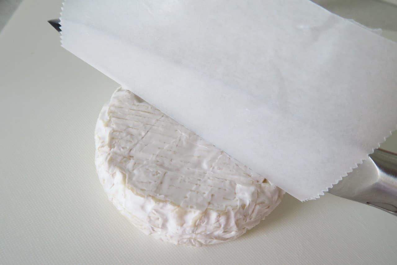 包丁がべったりしない カマンベールチーズのきれいな切り方 クッキングシートで簡単に えんウチ