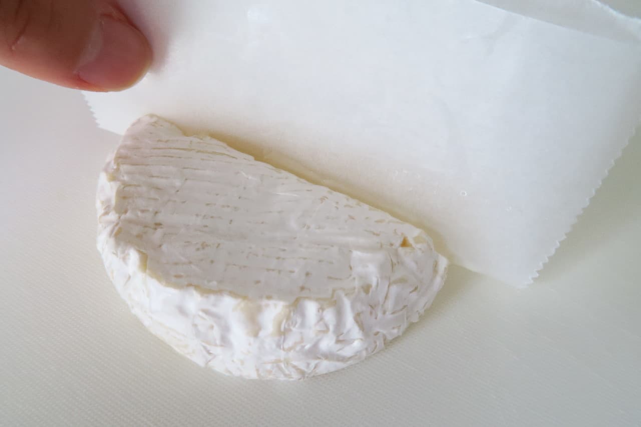 Step 3 How to cut Camembert cheese cleanly --Easy with parchment paper