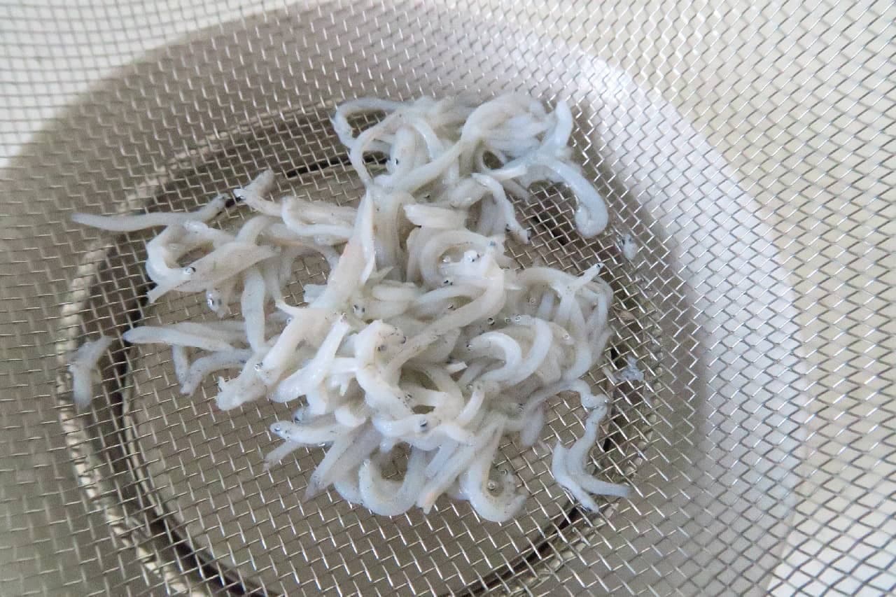 Freezing method of dried shirasu