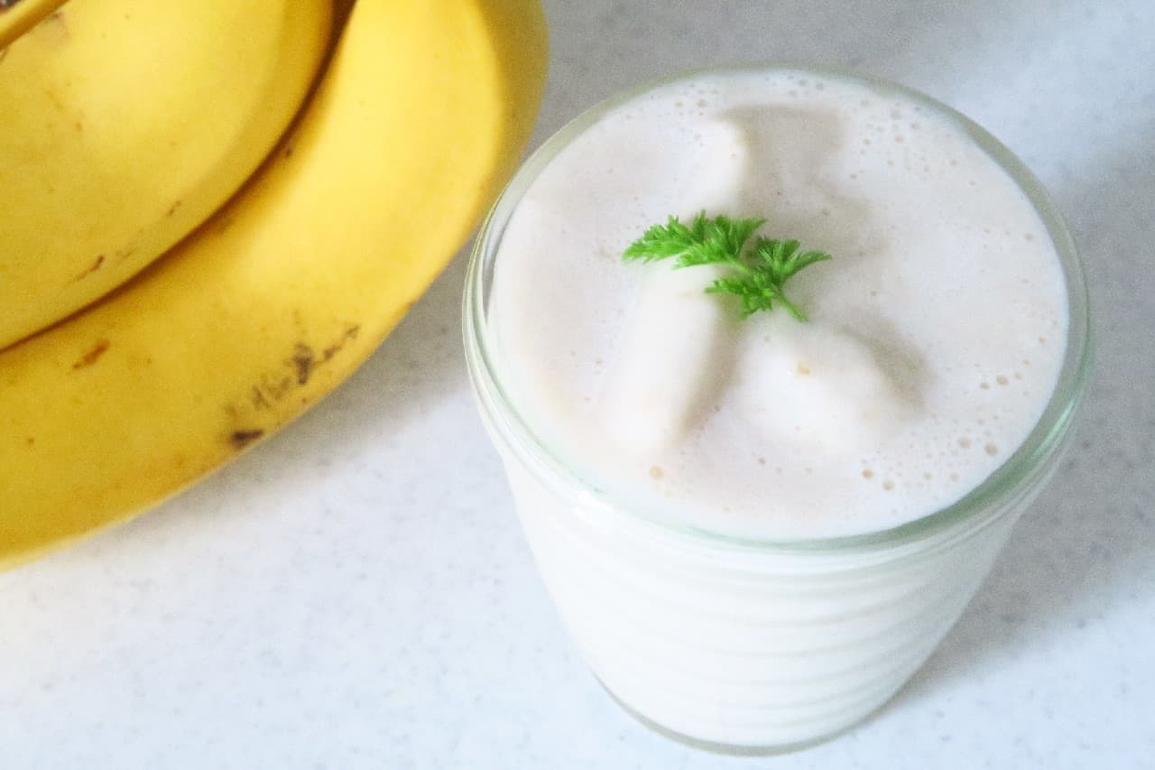 Banana smoothie recipe made from frozen bananas