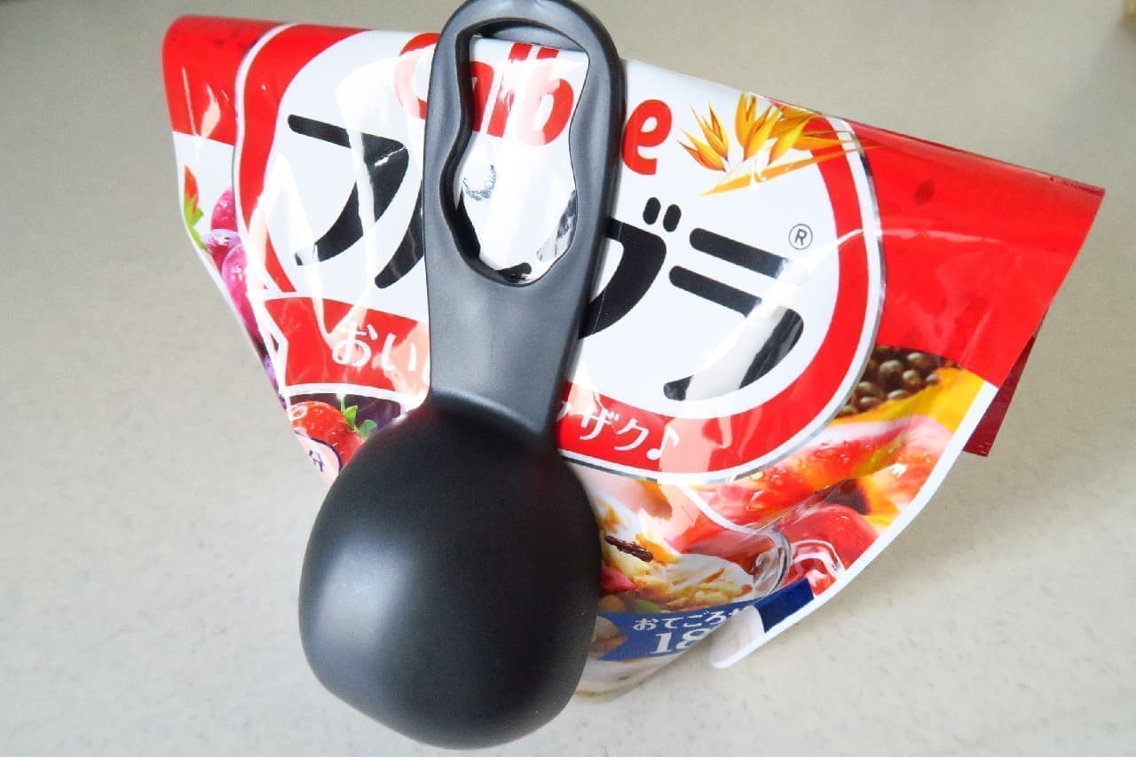Convenient Hundred yen store "cereal spoon" --Easy weighing 50g per serving