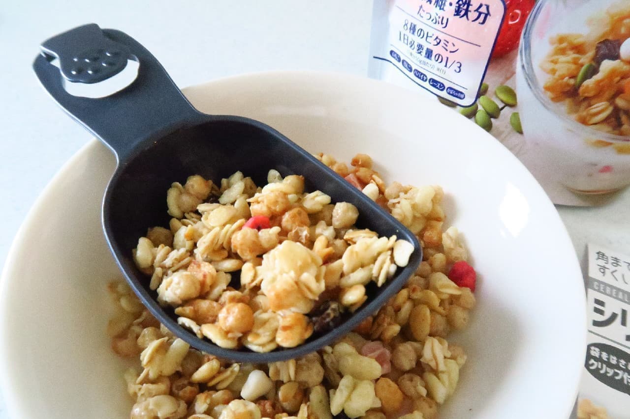 Convenient Hundred yen store "cereal spoon" --Easy weighing 50g per serving