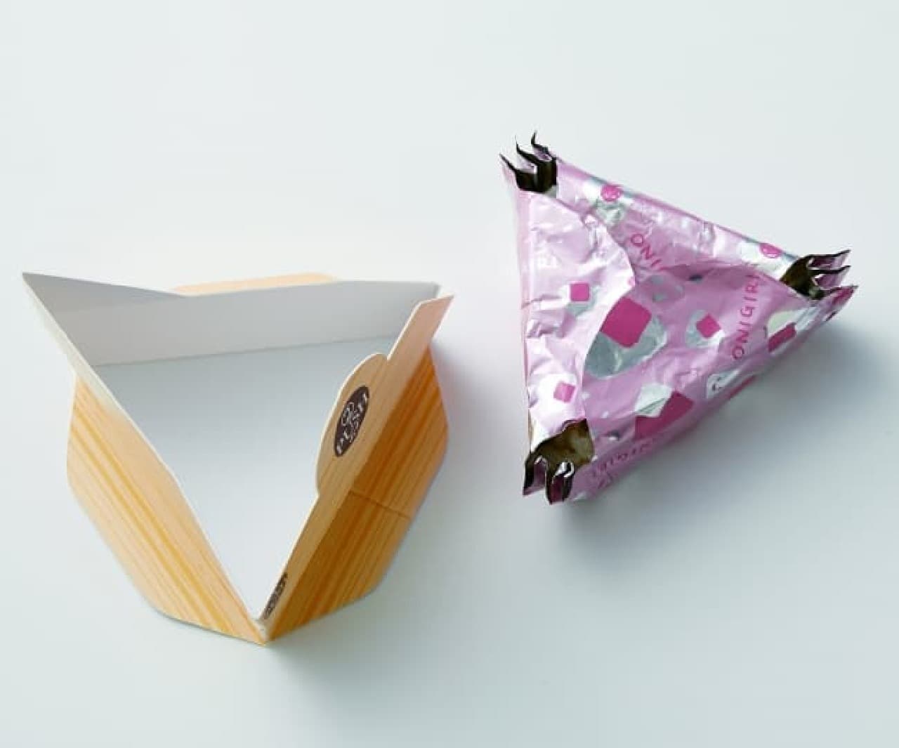 三角おにぎりが簡単にできる「おにぎらないホイル」 -- 紙枠を使って成型と包装を一度に [えんウチ]