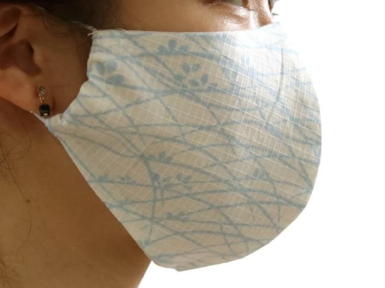 Firmly from under the eyes to the chin! Summer cotton mask to prevent sunburn --Cool with a light blue yukata fabric
