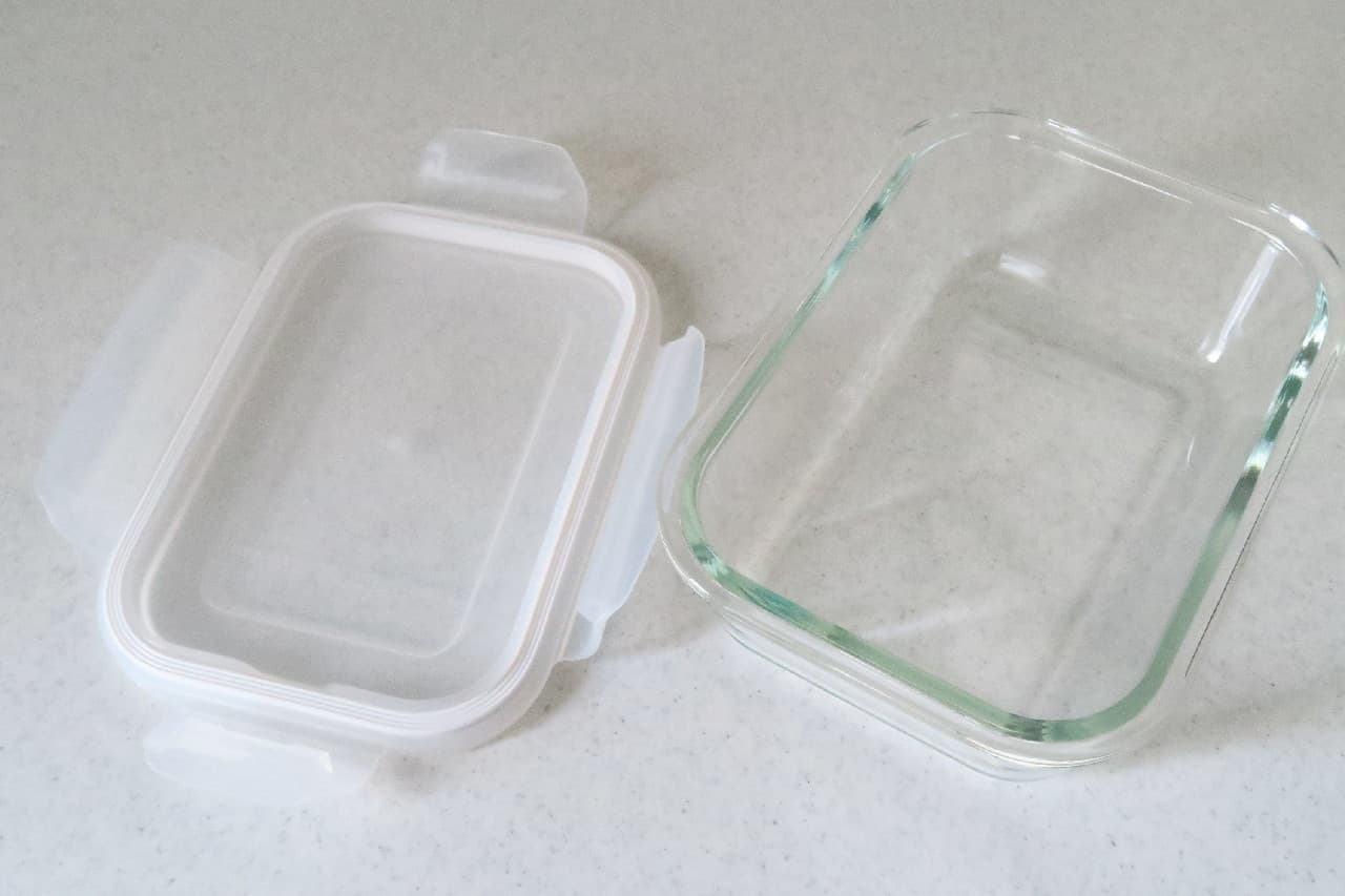 Nitori's "heat-resistant glass storage container" can be used as a plate--safe for curry color transfer and fish odor transfer
