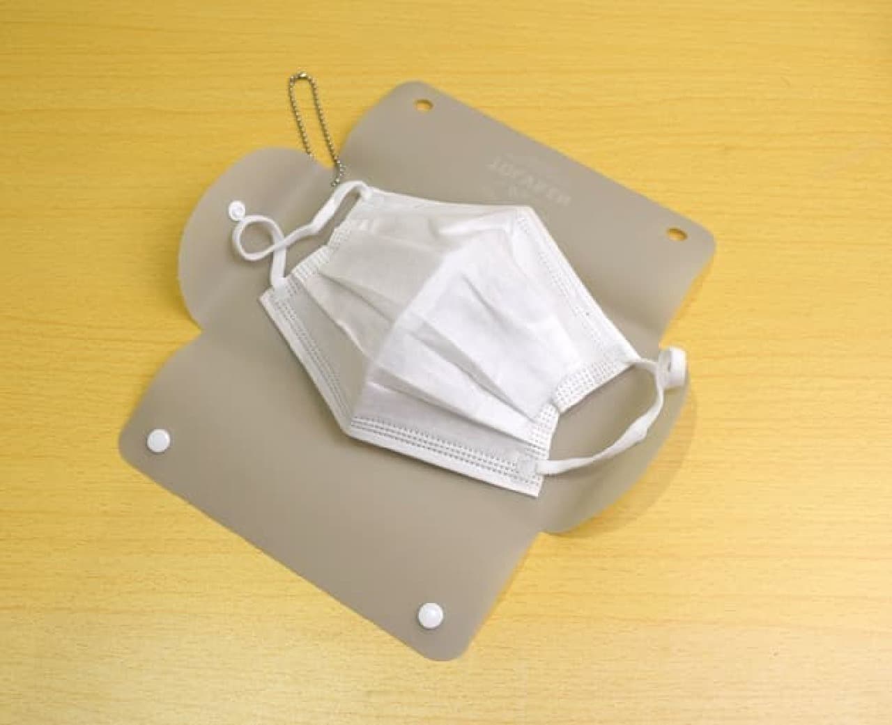 Convenient when removing with meals! Mask case that becomes a temporary tray --With a chain that is easy to carry