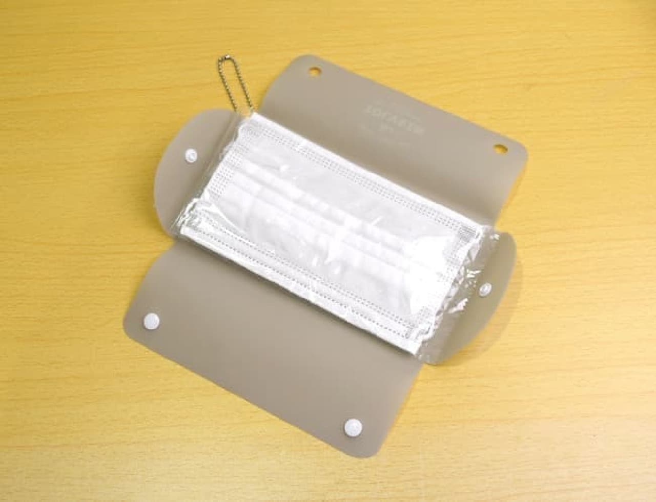 Convenient when removing with meals! Mask case that becomes a temporary tray --With a chain that is easy to carry