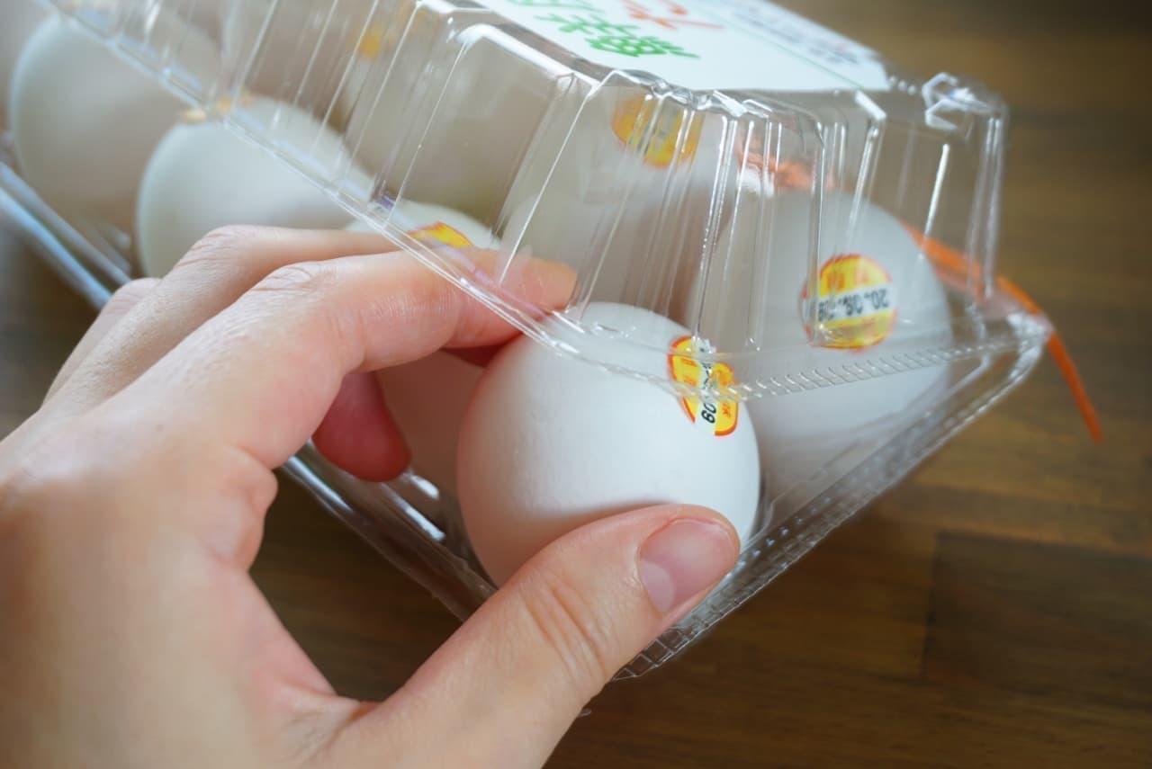 Convenient way to open the egg pack