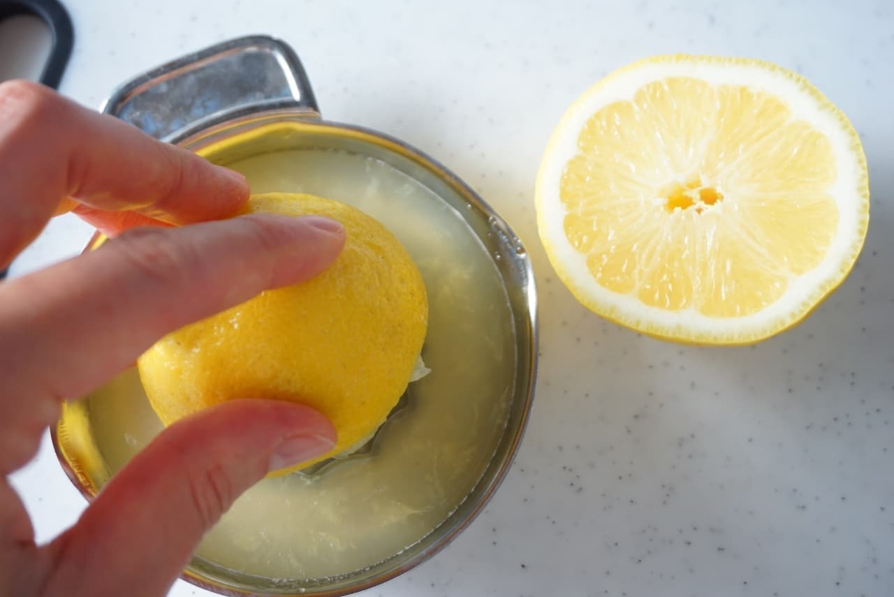 ステップ１.レモンを搾り、種を取り除きます