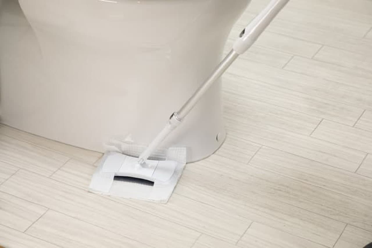 トイレの床掃除をラクにする「クイックルミニワイパー」 -- 気になる便器横＆裏の汚れも軽々と