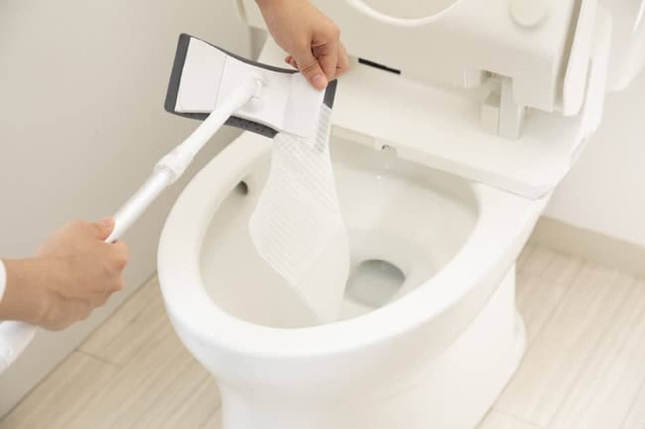 トイレの床掃除をラクにする「クイックルミニワイパー」 -- 気になる便器横＆裏の汚れも軽々と