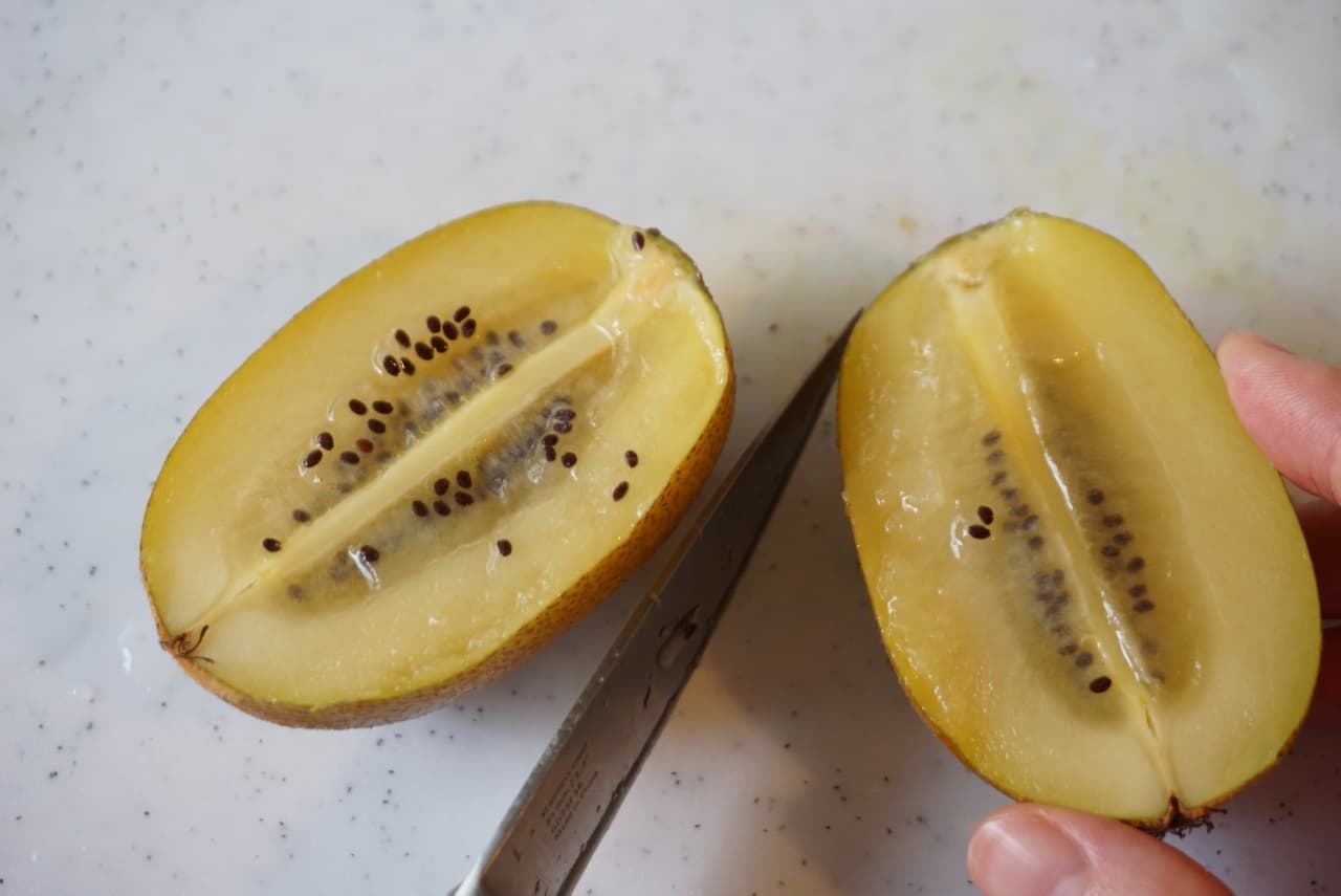 The trick behind peeling kiwi