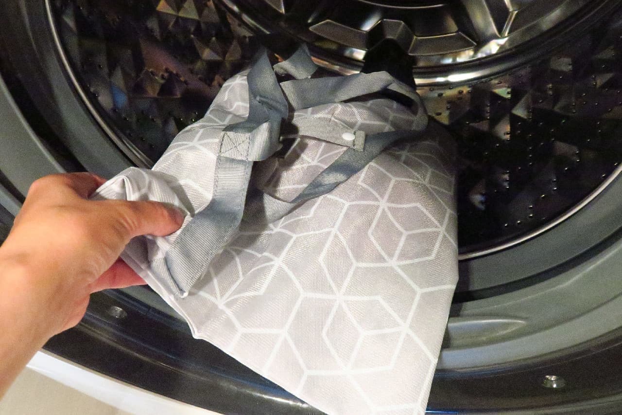 "Whole washable laundry bag" useful for gyms and outdoors --Convenient to carry around & keep dirty things in the washing machine