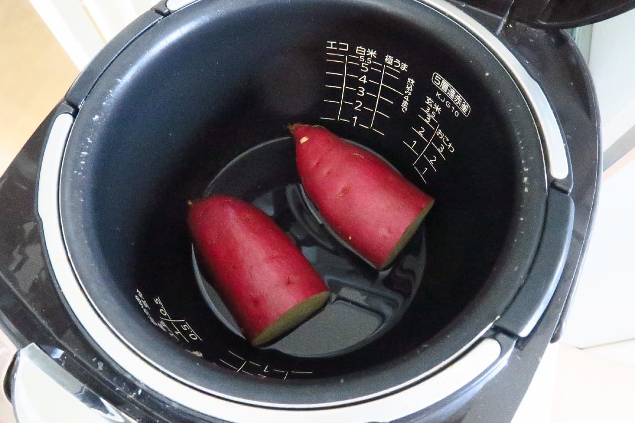 It takes about 35 minutes to cook quickly! Easy way to steam sweet potatoes --Put a whole sweet potato in a rice cooker