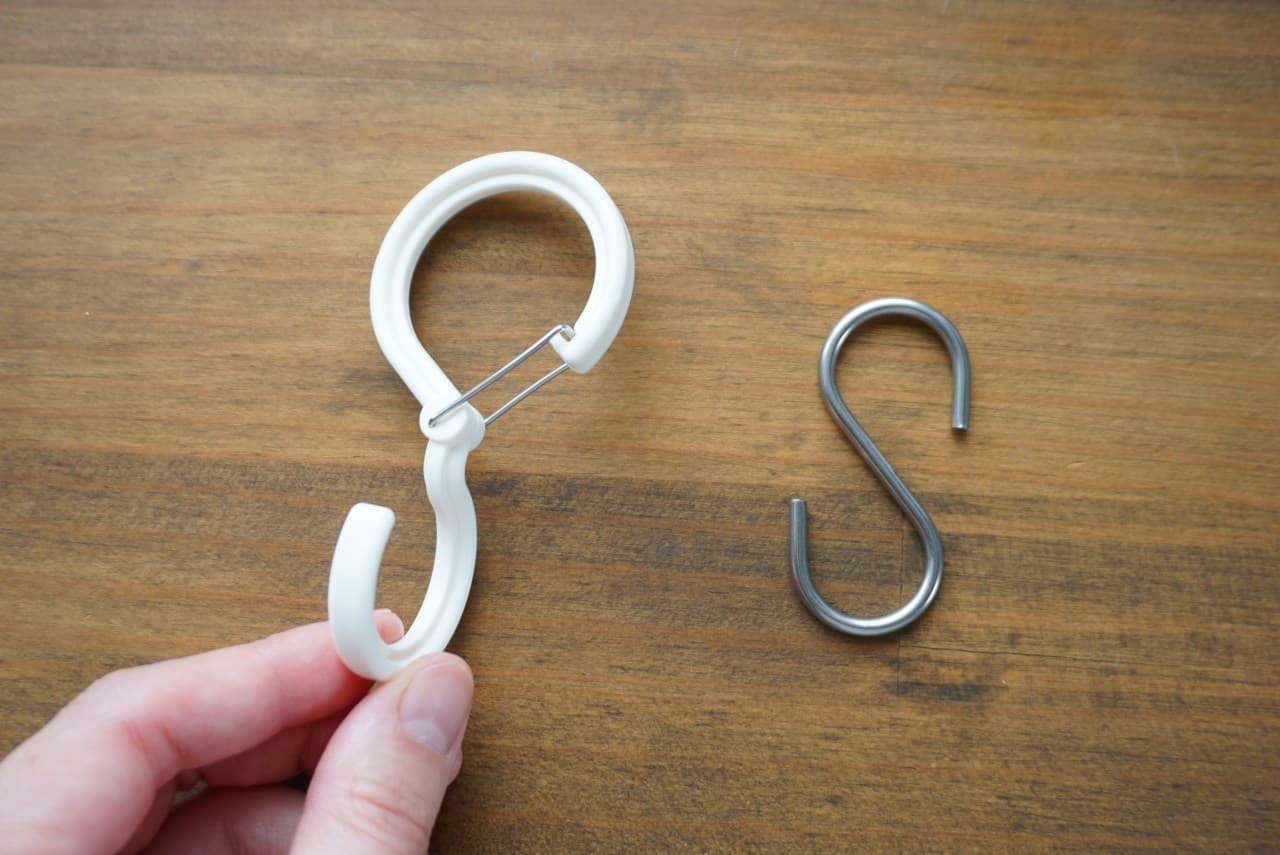 Ceria "S-shaped hook twist with stopper"