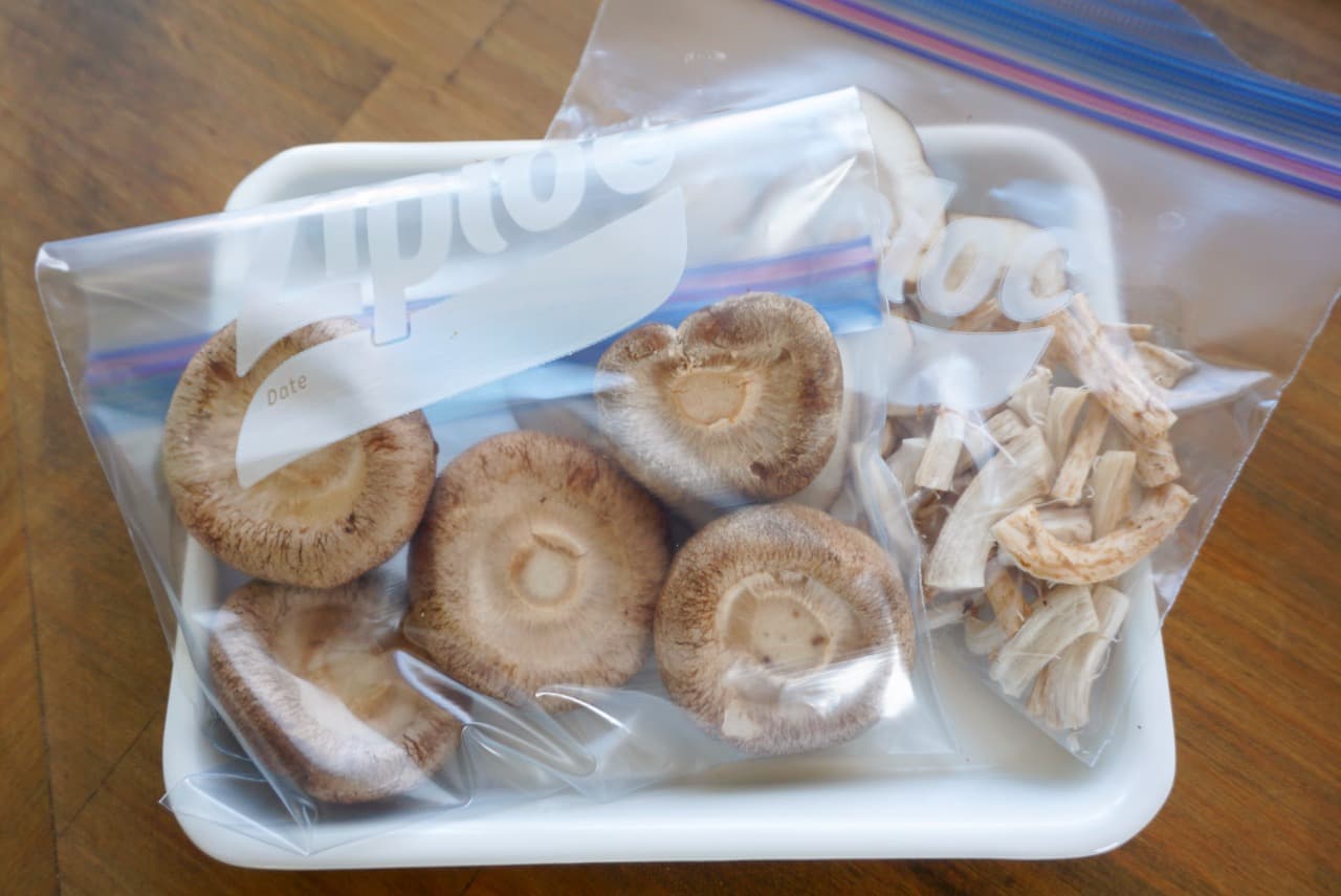 How to dry and freeze raw shiitake mushrooms in the sun
