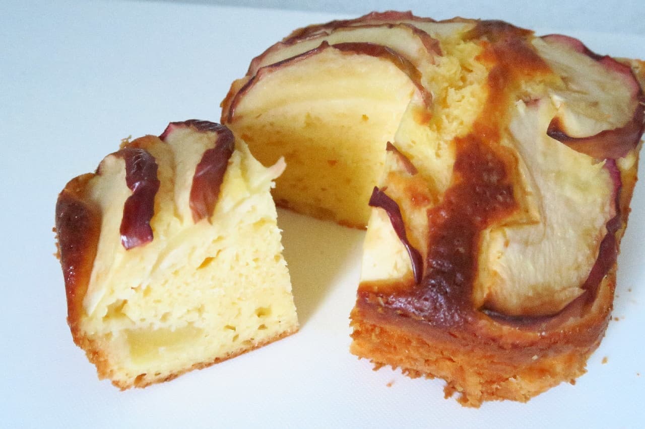 Easy with hot cake mix ♪ Apple and yogurt cake --Using Daiso's "heat-resistant glass container"