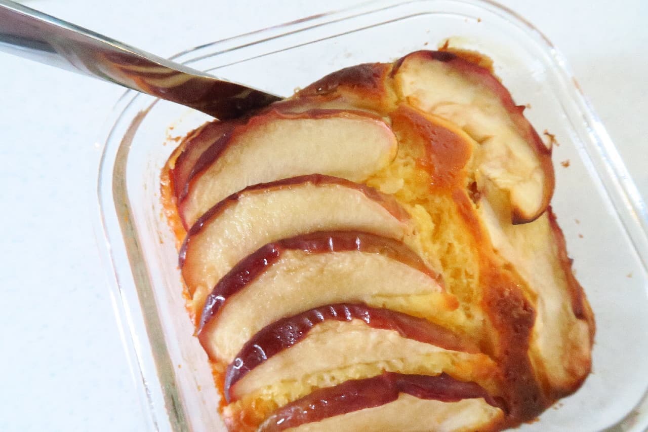 Easy with hot cake mix ♪ Apple and yogurt cake --Using Daiso's "heat-resistant glass container"