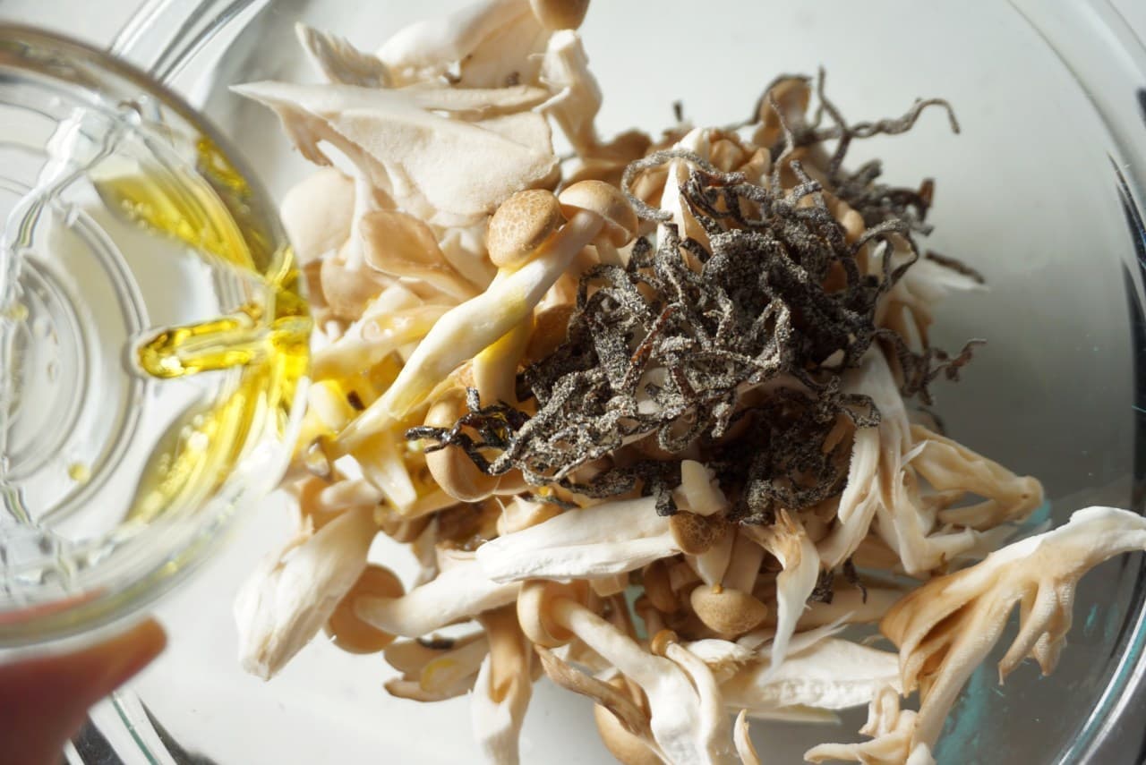 Maitake mushroom with salt and kelp