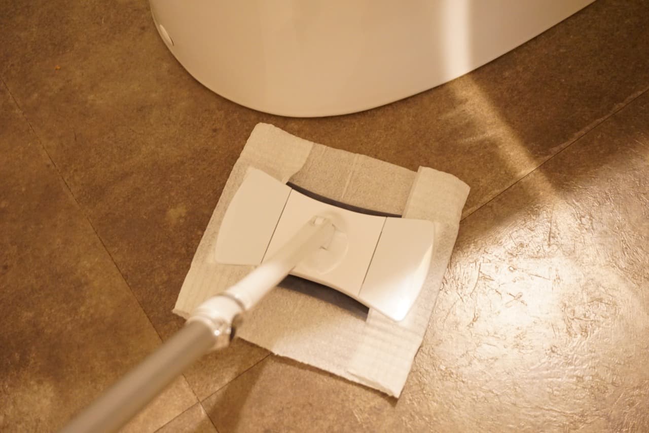 "Quickle mini wiper" for toilet