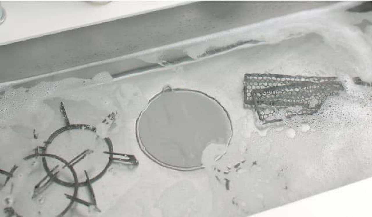 簡単に水を溜められるマーナ「つけ置き洗いキャップ」 -- キッチンシンクの排水口にのせるだけ