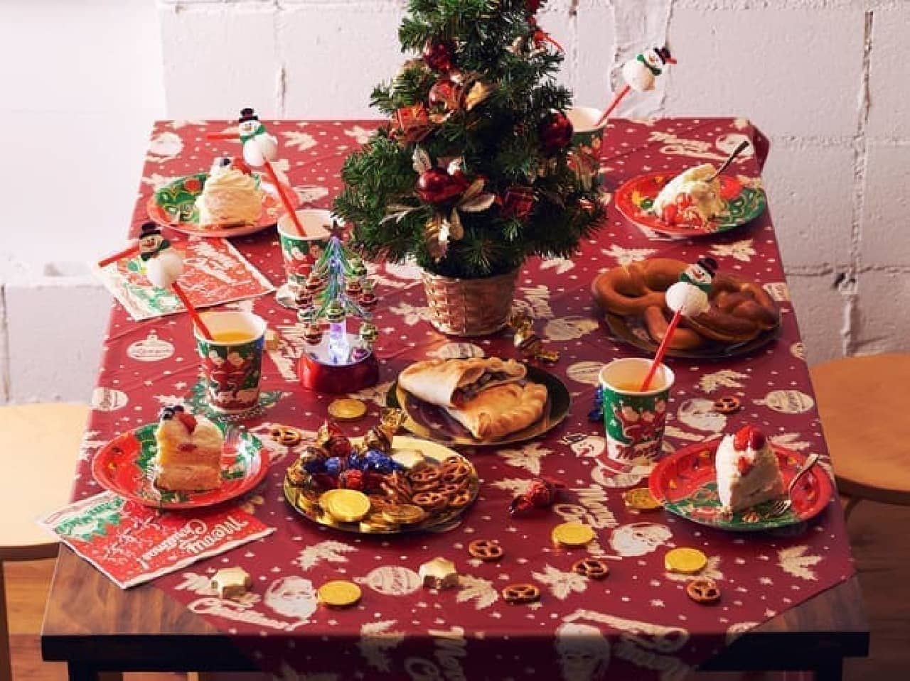 プチプラが魅力♪「オーサムストア」のクリスマスパーティー用品 -- ポップな紙皿やきらめくオーナメントなど