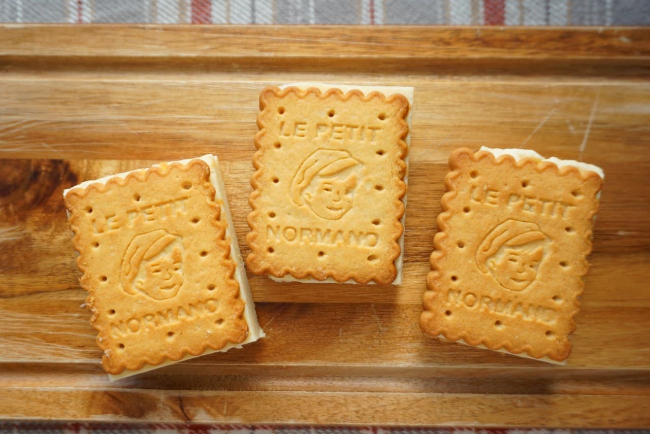 「アベイ ノルマンディ バタークッキー」のチーズケーキサンドレシピ