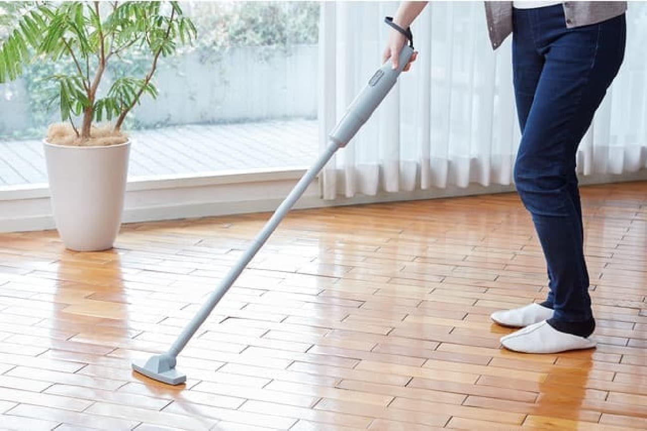 レコルト「コードレス スティック クリーナー」がフルセットに -- ロングパイプを付けて床掃除
