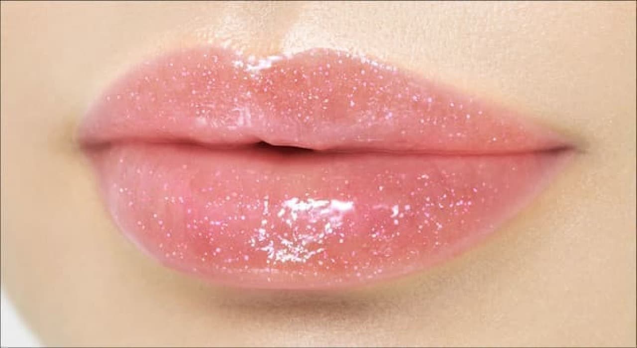 パラドゥ サクラヴェールリップ限定色「しあわせきらめく桜色」を塗った唇