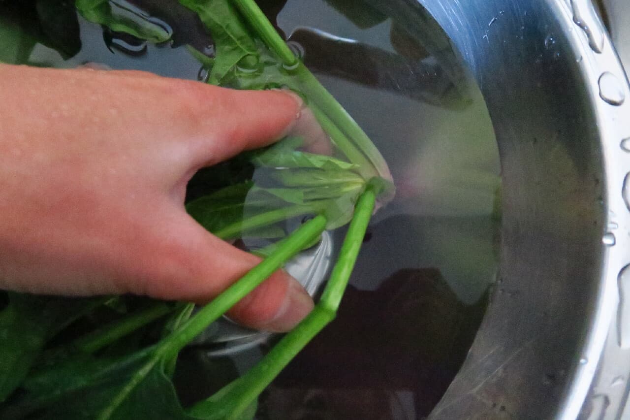 Step 3 Clean the roots ♪ How to wash spinach --Boil time is about 1 minute