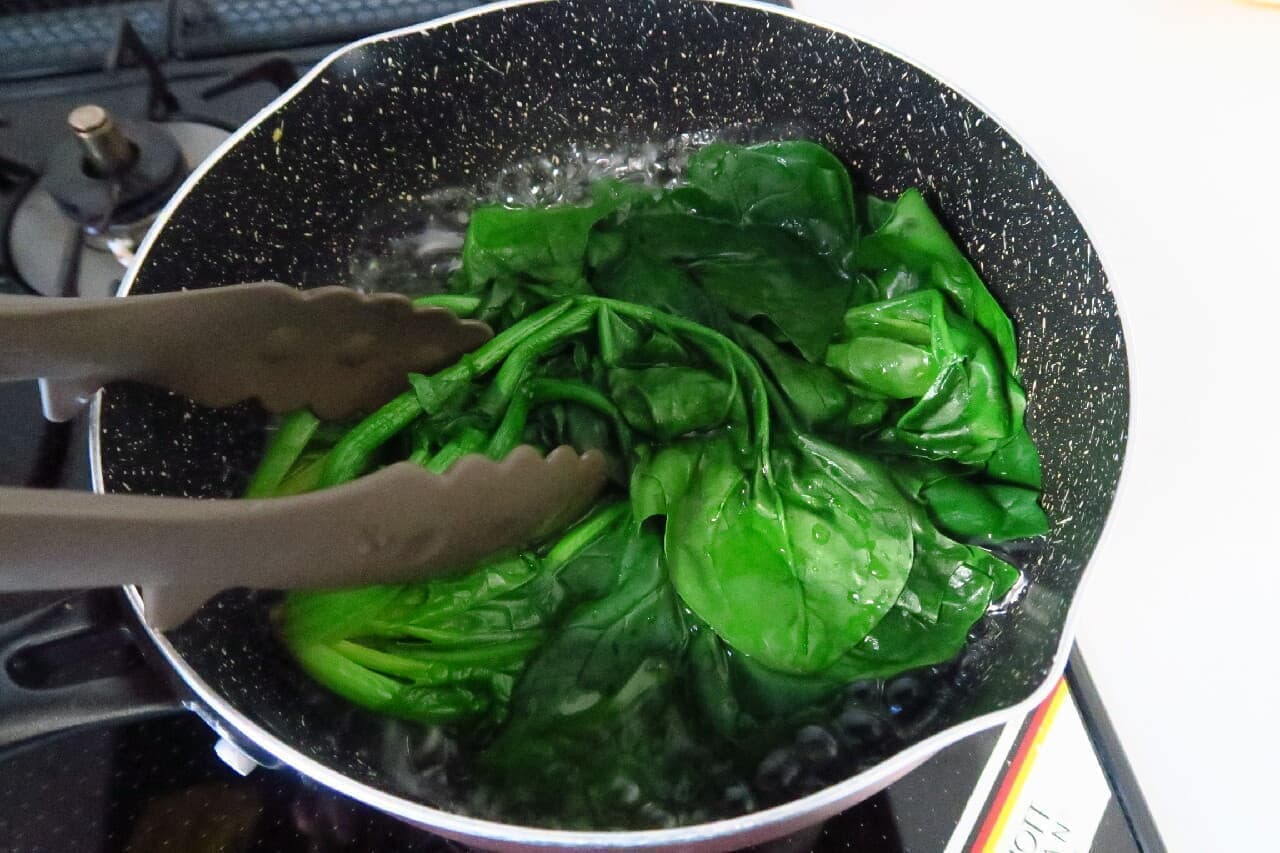 Easy with a frying pan! How to boil spinach --Crispy with a little hot water