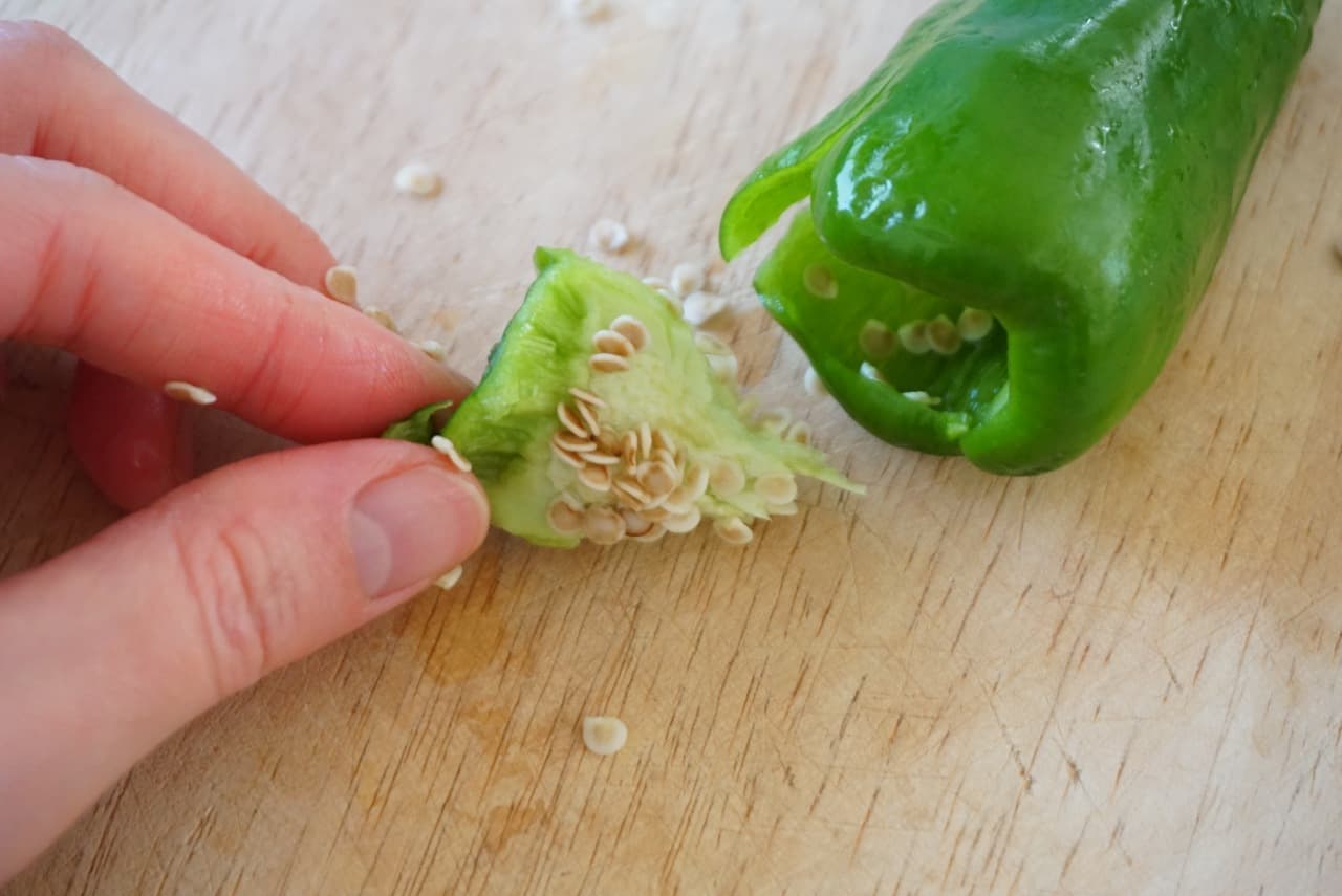 Remove the calyx of bell peppers, peel the taro, and remove the streaks of chicken fillet --Three easy back tricks for preparation