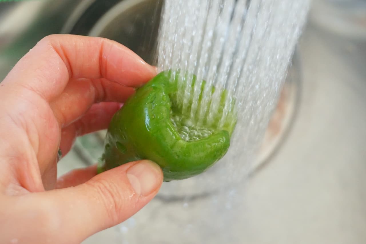 The trick to easily remove the calyx of bell peppers