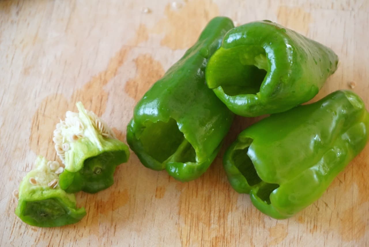 The trick to easily remove the calyx of bell peppers