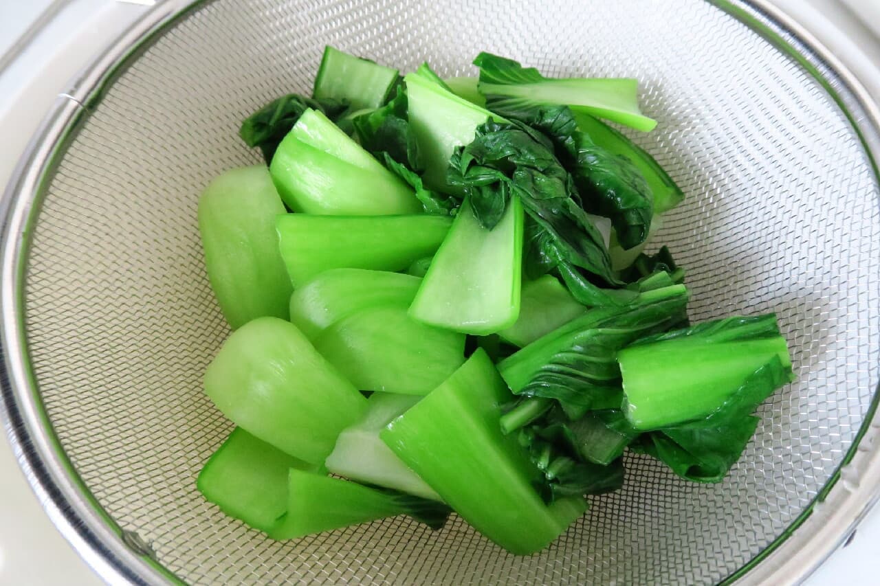 Crispy and colorful ♪ How to boil bok choy --The trick is to separate the stems and leaves
