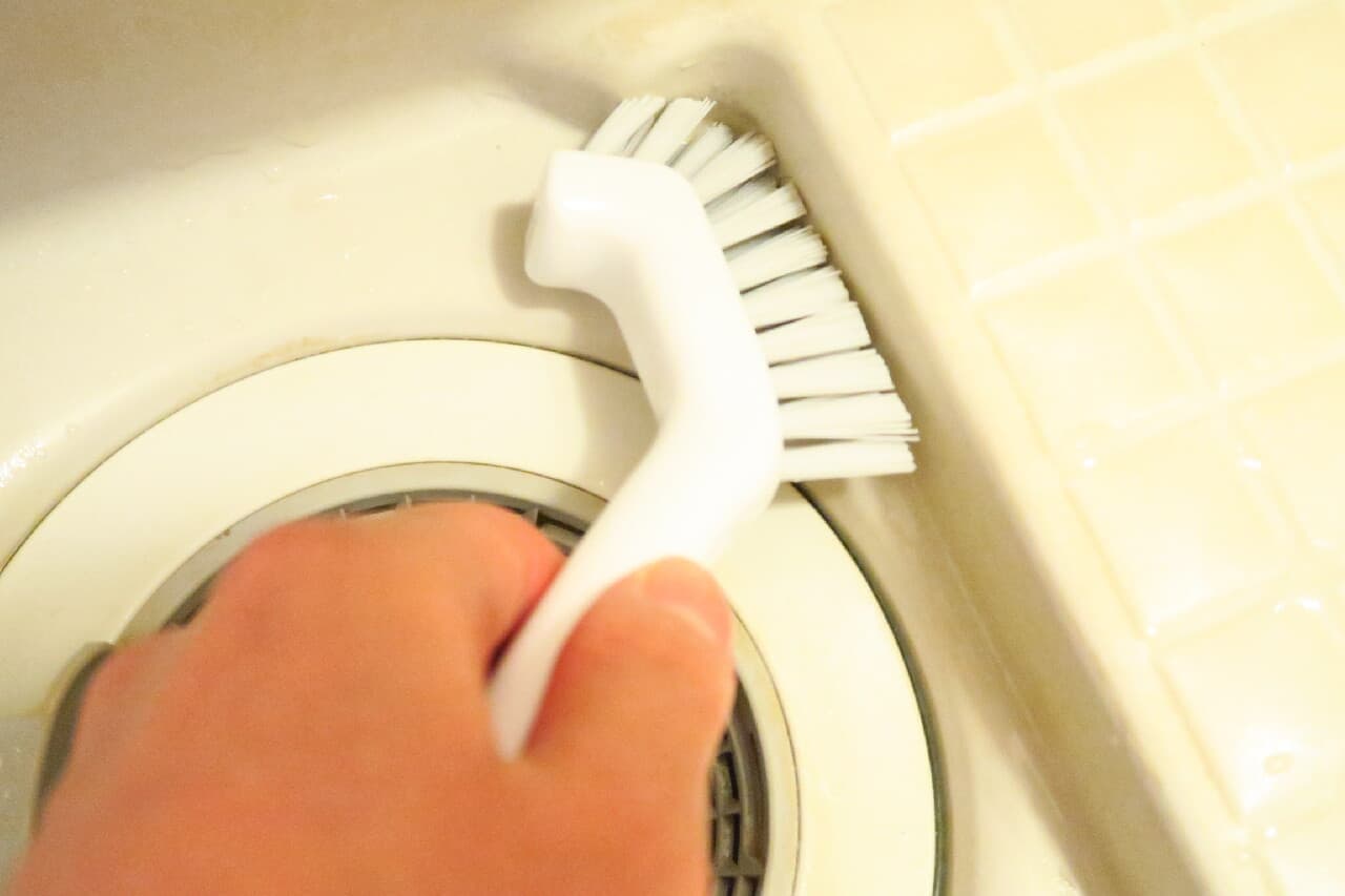 【100均】「握りやすい排水口ブラシ」が便利♪ L字型でしっかりこすり洗い