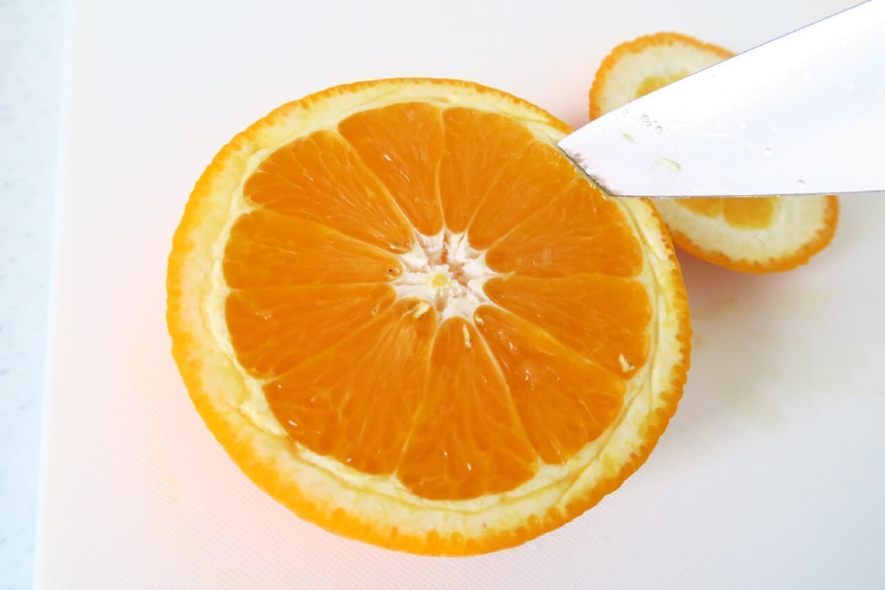 お祝いやおもてなしの場で役立つオレンジの飾り切り。皮を器にして簡単に美しく盛り付け。