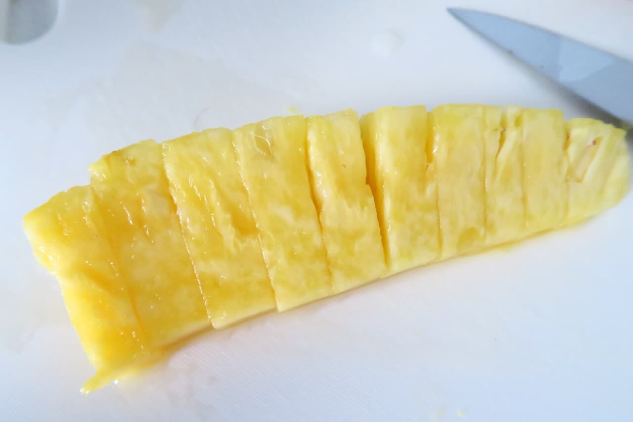 凸凹が可愛い♪ パイナップルの飾り切り -- いつもの切り方を簡単アレンジ