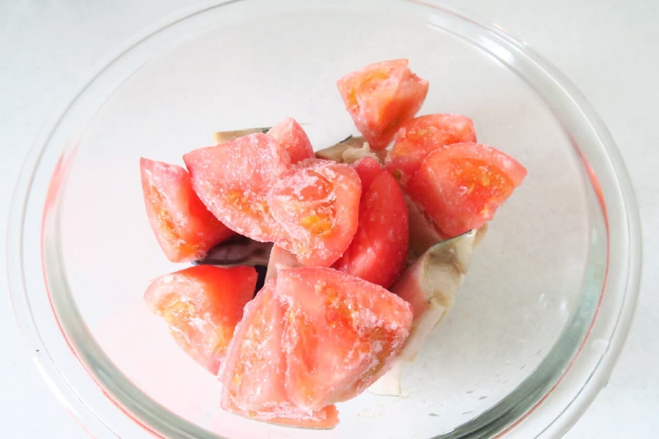 冷凍トマトと塩サバの煮物