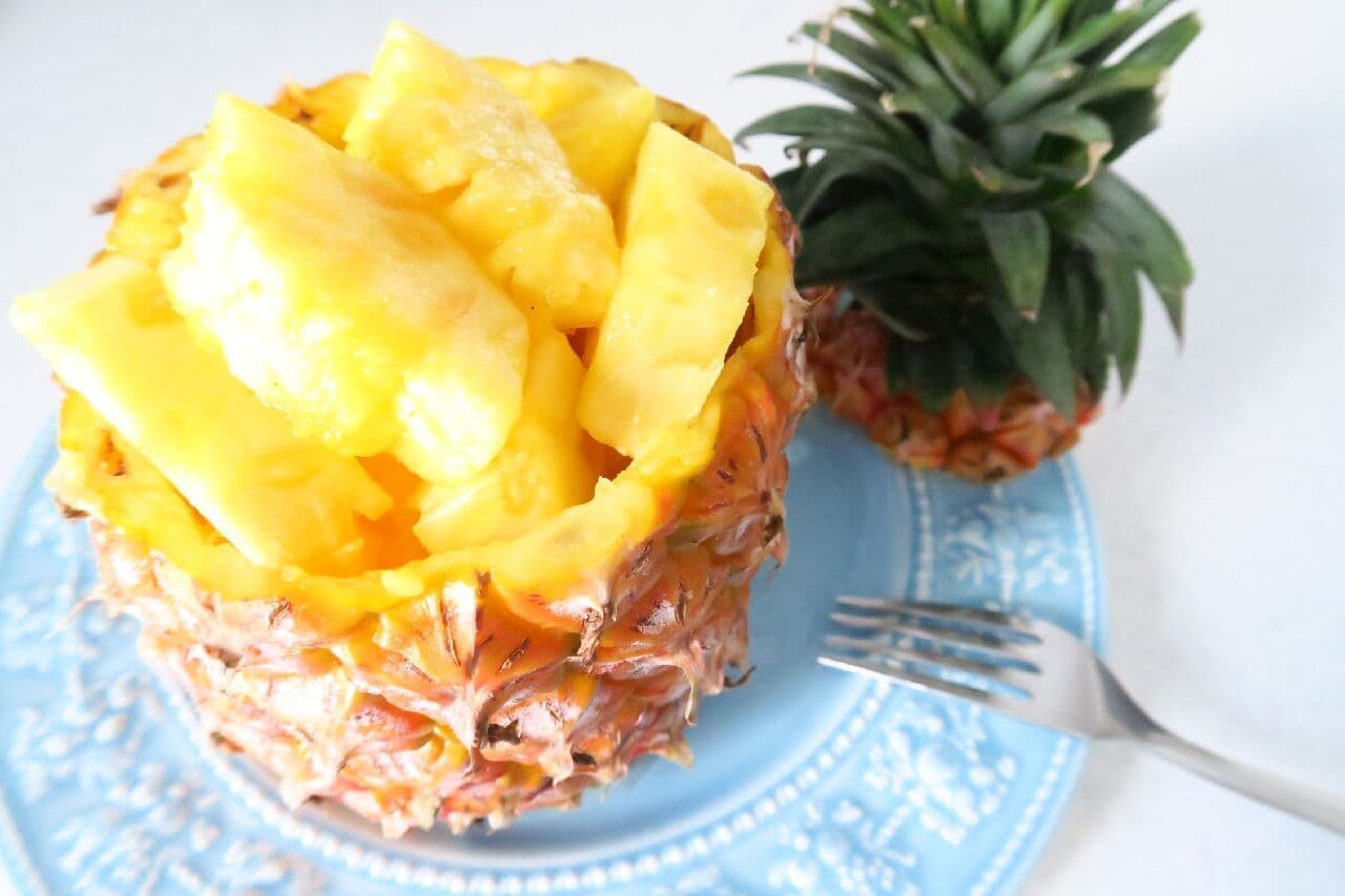 3 selections of pineapple decorations --Pineapple baskets, pineapple bowls, etc.