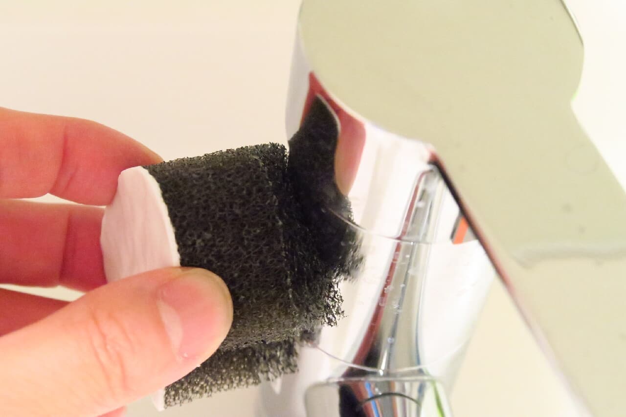 100均のネコ型スポンジ「ネコピカ」鏡に設置＆洗面台掃除が手軽に