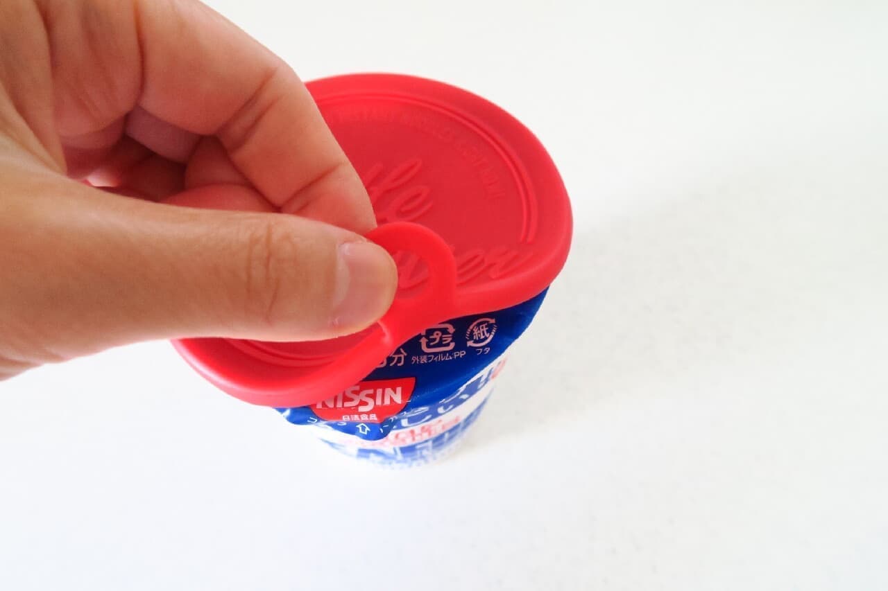 Let's hold the cup noodle lid with Hundred yen store "silicon noodle cover"! Just size that does not let steam escape