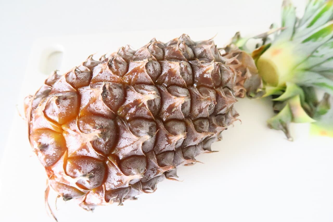 Step 1 Wrap it in newspaper ♪ How to refrigerate the whole pineapple --3-4 days in the vegetable room