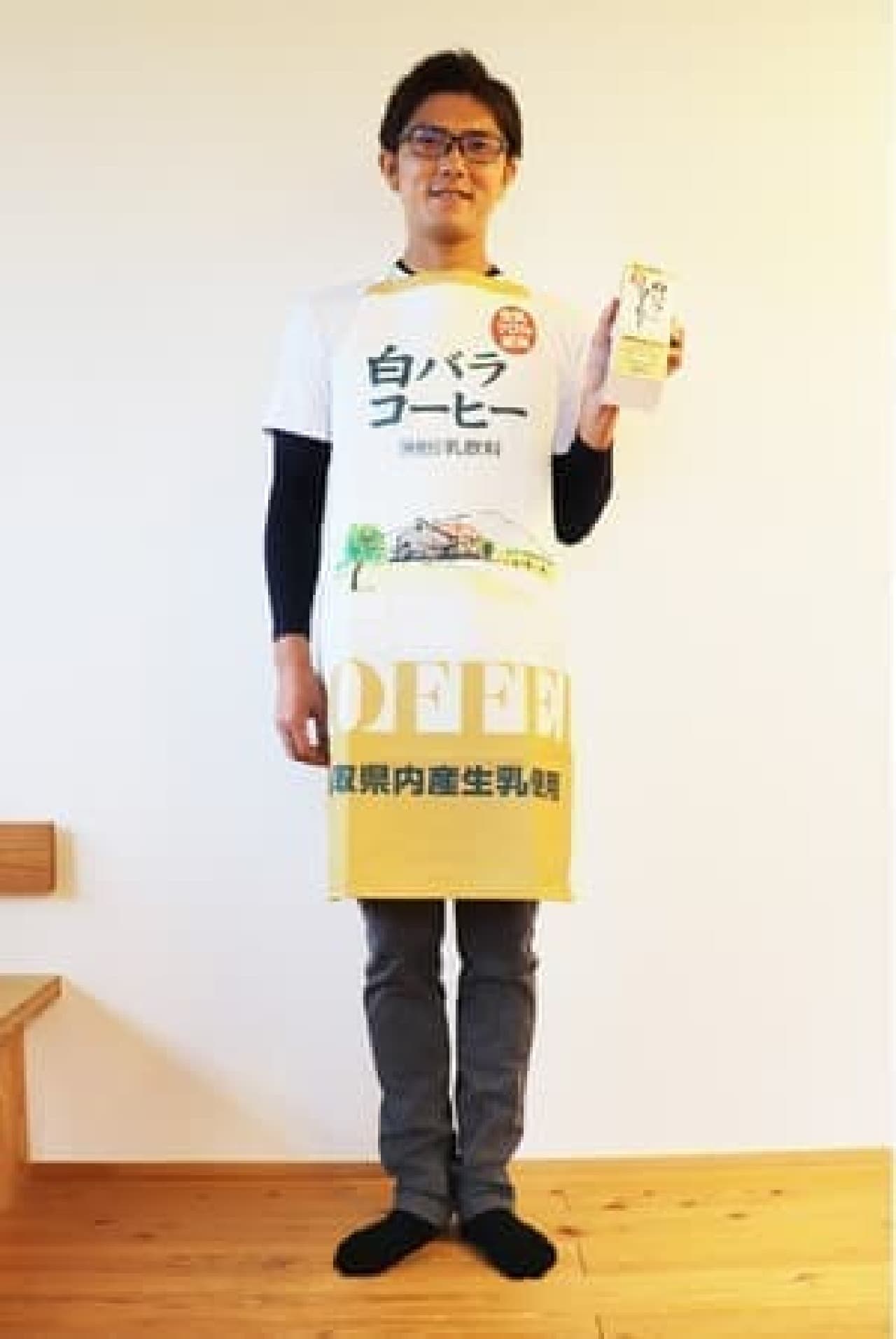 "White rose apron (coffee design)" in Villevan --A comfortable apron with white rose coffee pattern