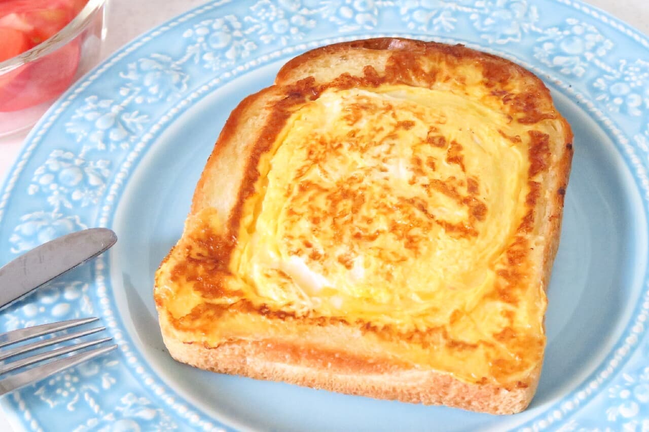 Easy with a frying pan ♪ Omelet toast recipe --Cheese melts from inside