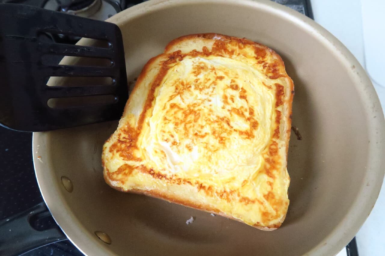 Easy with a frying pan ♪ Omelet toast recipe --Cheese melts from inside