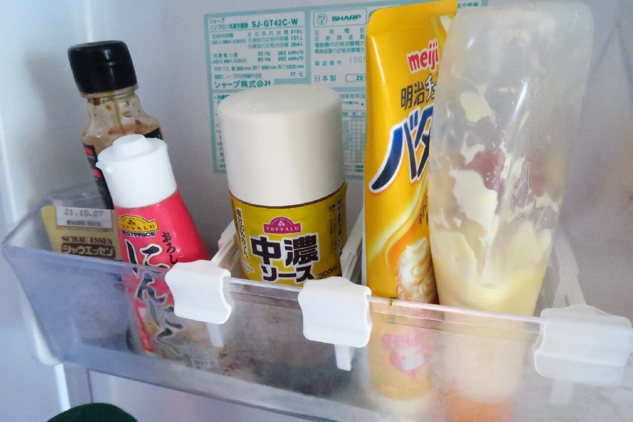 For messy seasonings! Hundred yen store "Refrigerator convenient pocket partition (expandable)" Easy installation & neat storage