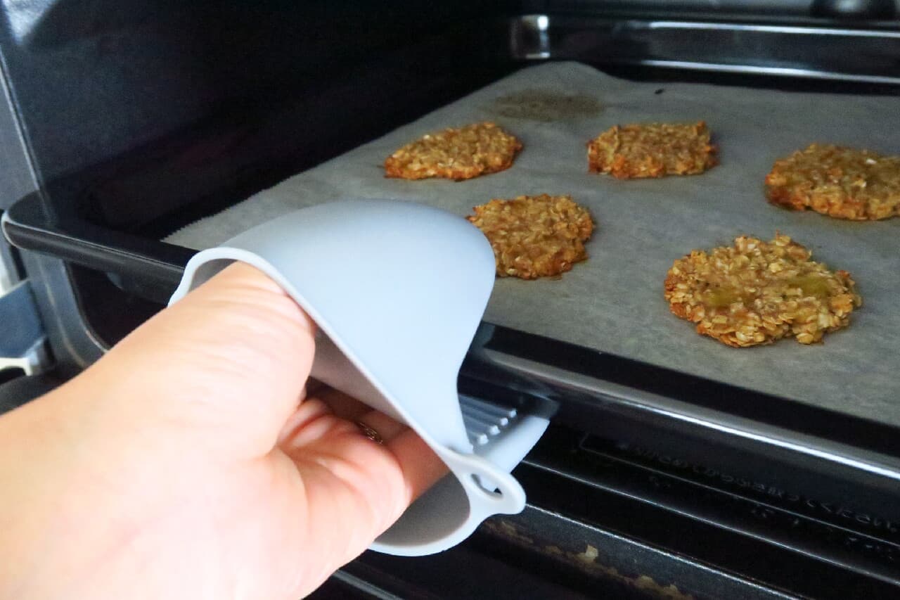 Smooth oven cooking with "silicon mittens" --Easy to clean and compact