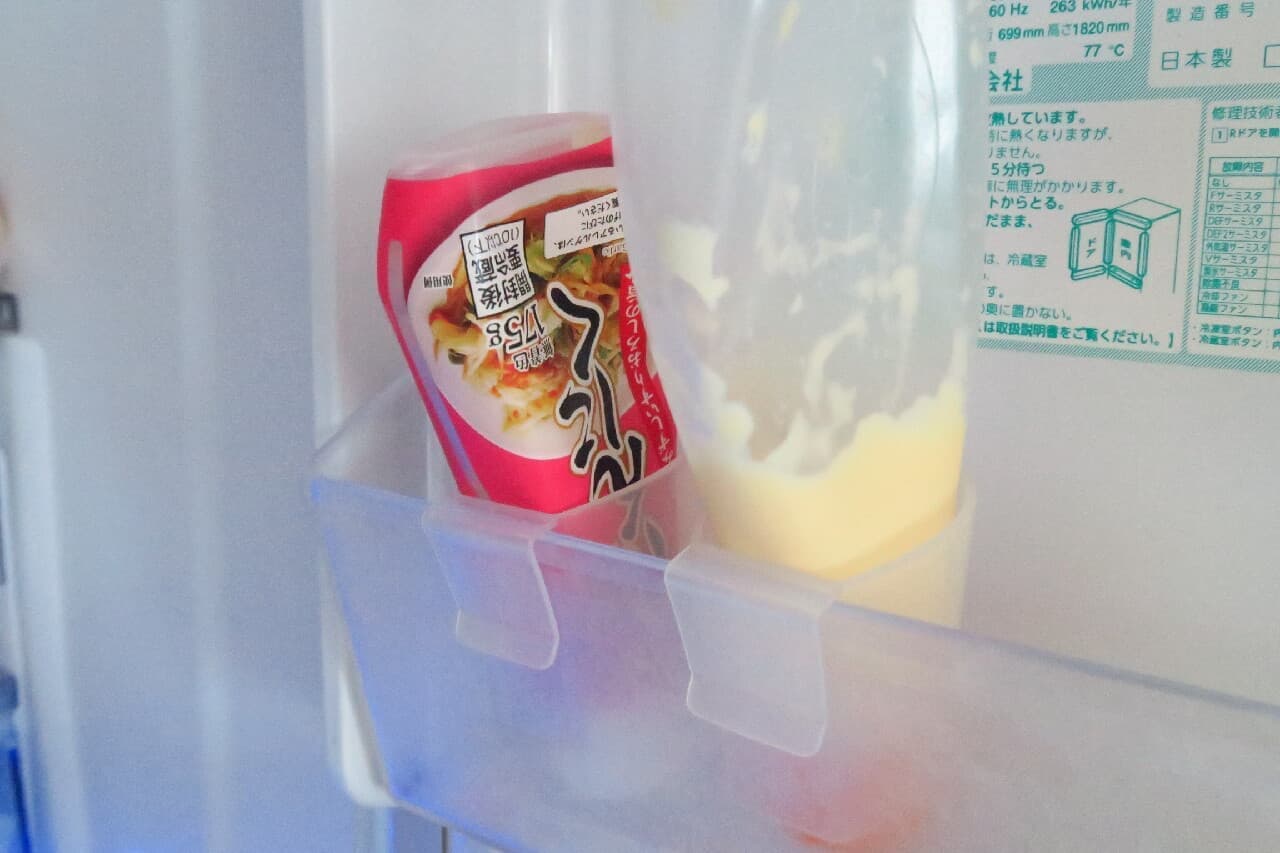 100均「マヨケチャホルダー」で冷蔵庫収納すっきり -- 賞味期限が見やすい「薬味チューブポケット」も